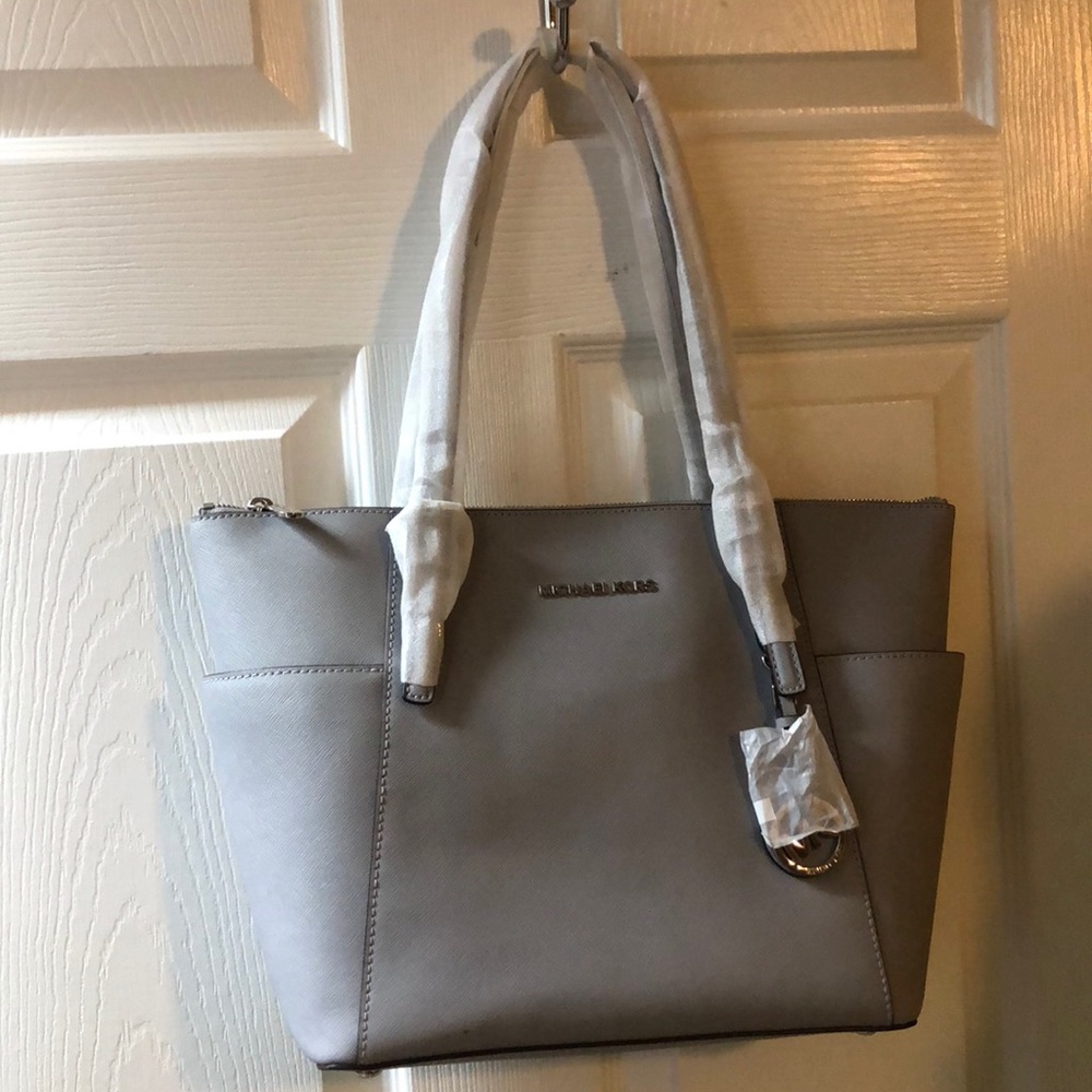 Brand New, never used Michael Kors purse